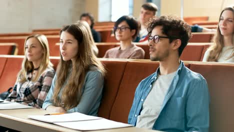 In-der-Universität-Vorlesung-Hall-Multi-ethnischen-Gruppe-von-Studenten-aufmerksam-zuhören.-Auditorium-voller-intelligente-junge-Menschen-mit-hellen-Zukunft-vor-sich.