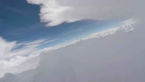 Aeroplano-volando-rodeado-de-nubes.-Vista-de-piloto