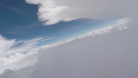 Flugzeug-fliegen-umgeben-von-Wolken.-Sicht-des-Piloten