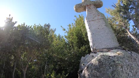 unterwegs-auf-dem-Granit-Kreuz-und-strahlende-Sonne-in-den-französischen-Pyrenäen,-Frankreich