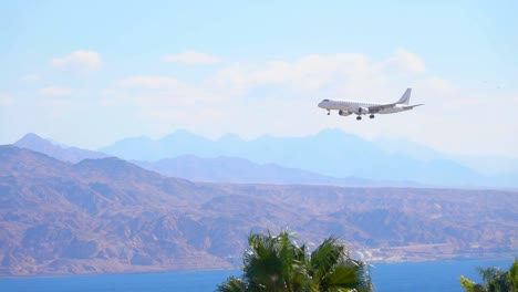 Flugzeug-fliegt-über-die-Meeresbucht-und-prepars-zu-landen