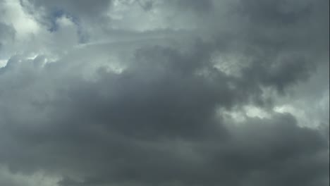 Dunkle-Wolke-am-Himmel