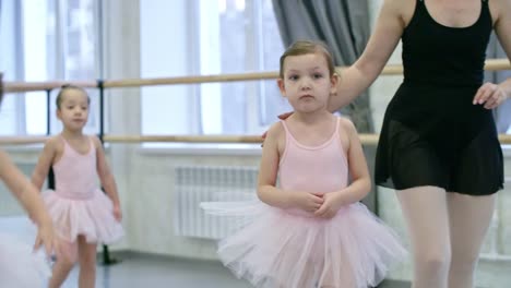 Schüchternes-Mädchen-im-ersten-Ballett-Klasse