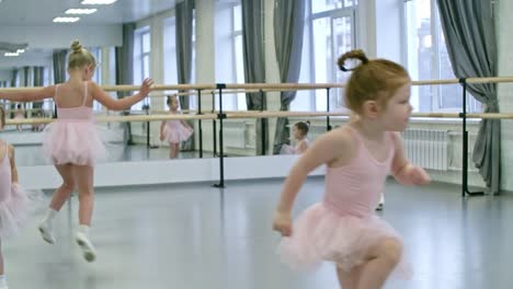 Aktive-Mädchen-vor-Ballett-Klasse