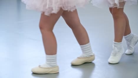 Pequeños-bailarines-en-zapatos-de-Ballet