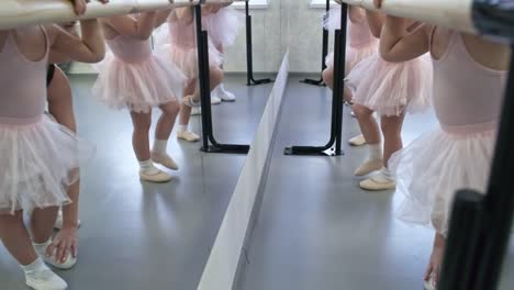 Kleine-Tänzer-stehen-an-der-Ballettstange