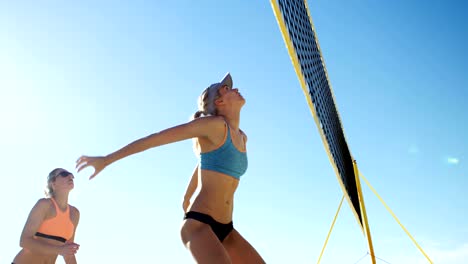 Jugadores-de-voleibol-femenino-jugando-voleibol-4k