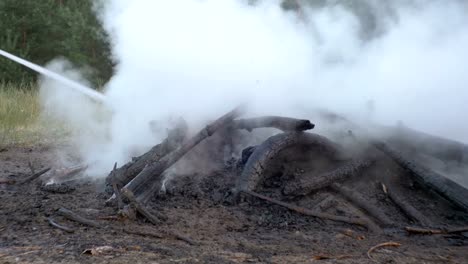 Apagar-un-incendio-con-agua-por-una-manguera