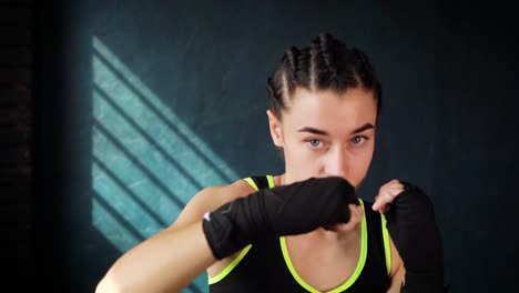 Closeup-Retrato-mujer-hermosa-joven-boxeo-entrenamiento-en-gimnasio-de-perforación