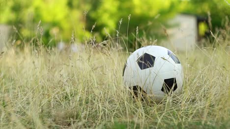 Ausführen-von-Kind-und-Ball-dribbeln