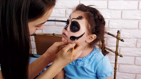 Halloween.-Drawing-on-the-face.