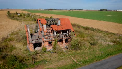 verlassene-Hausruine-(Luftbild)