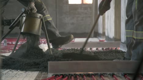 floor-heating-concrete-workers