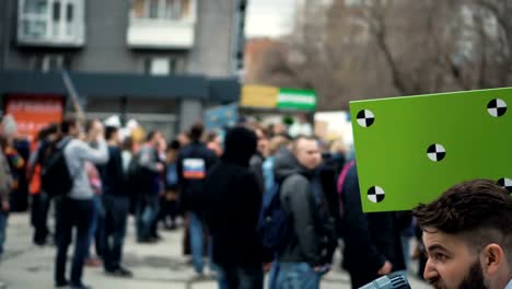 Popular-Europeo-en-la-huelga.-Hombre-con-un-cartel-gritando-en-una-boquilla-4k.