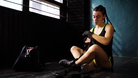 Schwenken-mit-Heftpflaster-Vorbereitung-für-Boxen-Training-Slow-Motion-Frau-Verpackung-Hände-passen