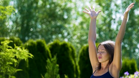 Mujer-siente-la-potencia-de-la-naturaleza,-capacidades-extra-sensoriales,-sol-energía-prana-a-través-de