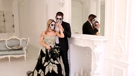 Pareja-espeluznante-con-el-maquillaje-de-Halloween-de-miedo-en-trajes-vintage-en-un-estudio.