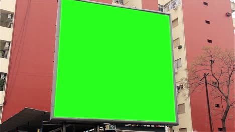 Cartelera-con-pantalla-verde-en-un-edificio.