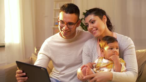 familia-con-tablet-pc-tener-video-llamada-en-el-país