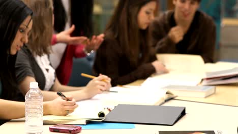 College-Studenten-zu-tun-Arbeit-während-einer-Vorlesung-gruppieren.