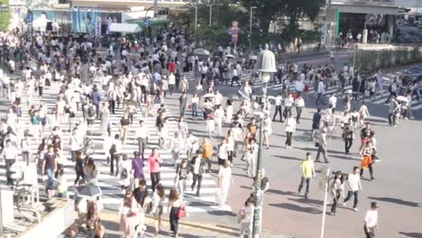 Tokyo-Straßen-drängten-wandernde-Menschen-sich-in-shibuya