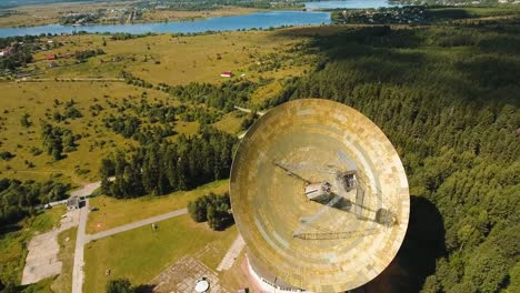 Observatorio-Astronómico-en-el-bosque