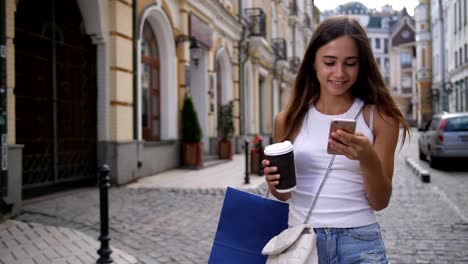 Niedliche-Mädchen-am-Telefon-im-freien-Vernetzung-lächelnd