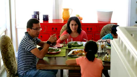 Mother-interacting-with-her-daughter-while-having-lunch-4k