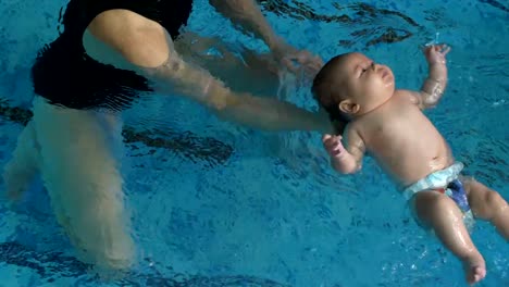 Trainer-lernt-Baby-schwimmen