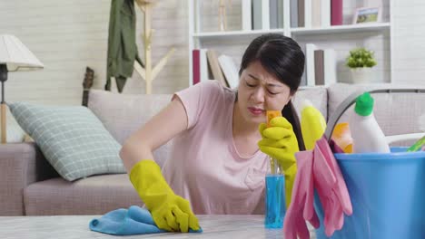 mujer-que-llevaba-guantes-protectores-limpiando-la-mesa