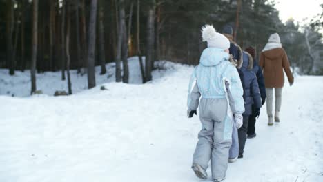 Großes-Familienspuh-im-verschneite-Wald