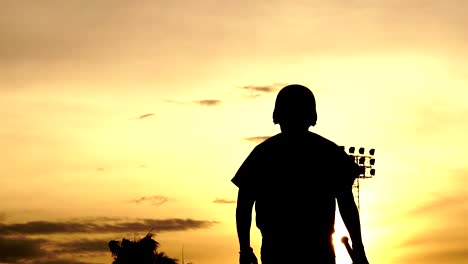 Los-jugadores-de-béisbol-Silhouette-estaban-practicando-por-la-noche