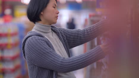 Mujer-asiática-embarazada-comprando-en-el-mercado