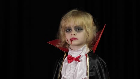 Niño-Drácula.-Chica-con-maquillaje-de-Halloween.-Niño-vampiro-con-sangre-en-la-cara