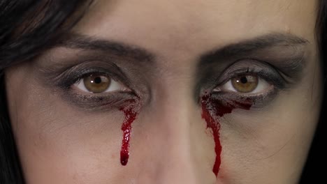 Vampir-Halloween-Frau-Porträt.-Vampir-Mädchen-mit-tropfendem-Blut-in-der-Nähe-von-Augen