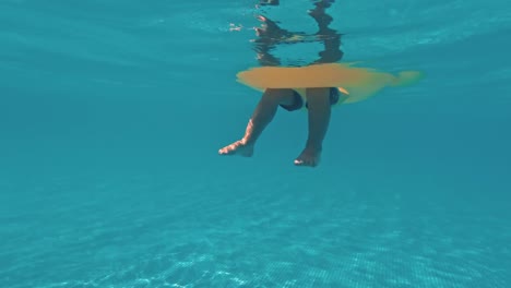 Lustige-Unterwasserbeine-im-Schwimmbad