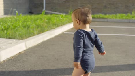 Niño-pequeño-corriendo-al-aire-libre