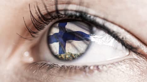 Frau-grünes-Auge-in-Nahaufnahme-mit-der-Flagge-von-Finnland-in-Iris-mit-Windbewegung.-Videokonzept