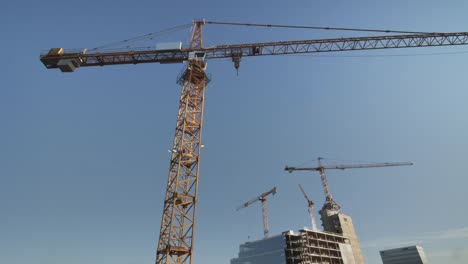 Grúas-de-construcción-en-una-obra-de-construcción-en-una-ciudad.