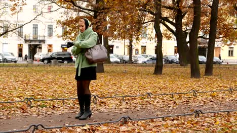 Woman-check-time-while-walk,-see-she-being-late,-stops-and-come-back