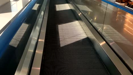 Escalator-en-la-terminal-del-aeropuerto-internacional