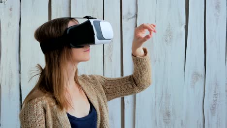 Mujer-joven-con-gafas-de-realidad-Virtual