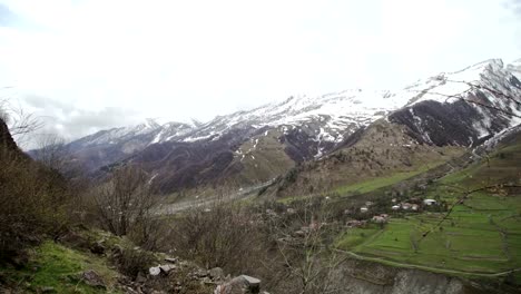 Paisaje-de-Kazbegi-montañas-de-picos-de-nieve-en-Georgia