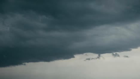 Lapso-de-tiempo-de-fondo-de-nubes-tormentosas