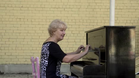 Beautiful-old-woman-comes-to-play-piano