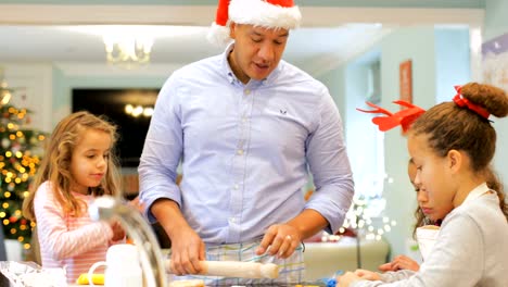 Hacer-galletas-de-Navidad-con-papá