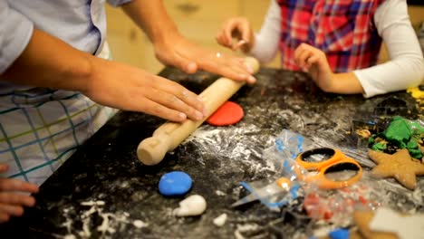 Hacer-galletas-de-Navidad-con-papá