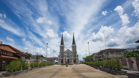 Clound-en-cielo-y-en-la-Catedral-de-la-Inmaculada-Concepción-es-una-diócesis-católica-romana-de-Chanthaburi,-Timelapse