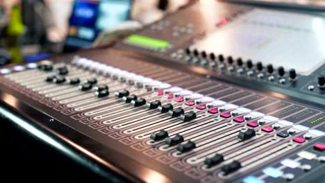 Audio-Mixer-in-einem-Studio,-die-automatische-Regler-hochschieben.-bereit-für-die-Aufnahme