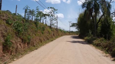 Fahren-auf-eine-brasilianische-Landschaft